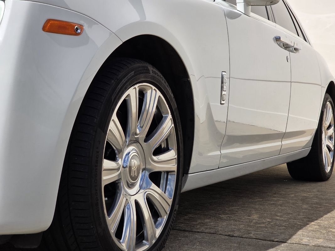 Used 2016 Rolls-Royce Ghost RWD image 40
