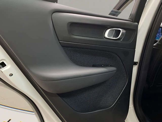 Used 2025 Volvo XC40 B5 Plus image 85