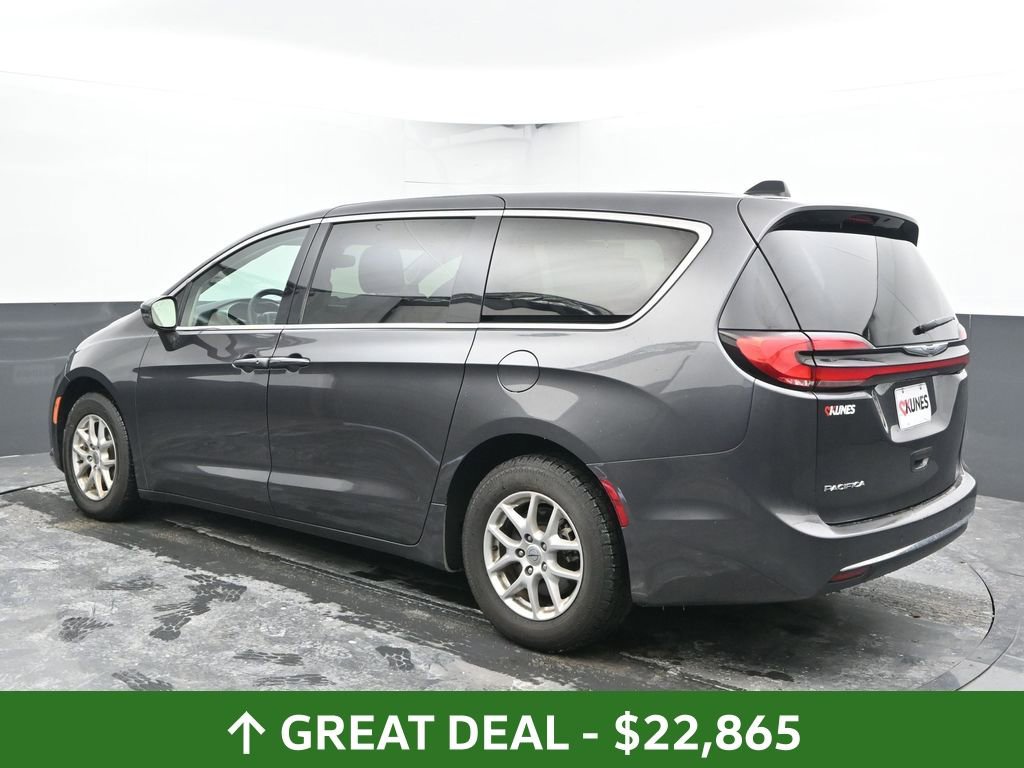 Used 2023 Chrysler Pacifica Touring-L image 10