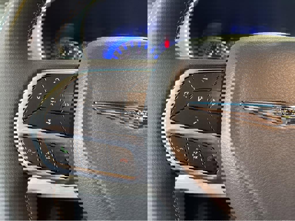 Used 2024 Chrysler Pacifica Touring-L image 19