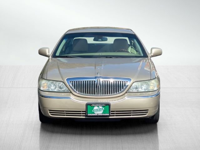 Used 2011 Lincoln Town Car Signature Limited image 2
