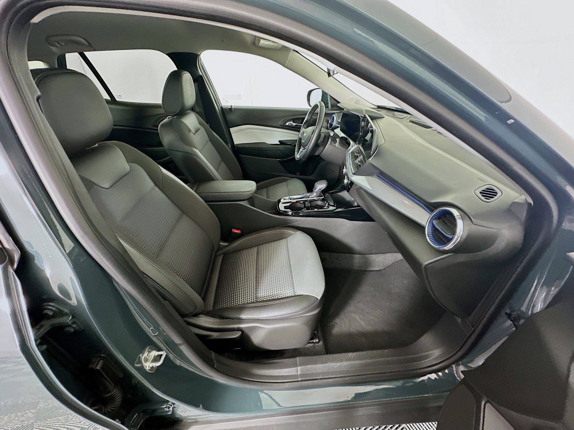 Used 2025 Chevrolet Trax LT w/ LT Convenience Package image 28