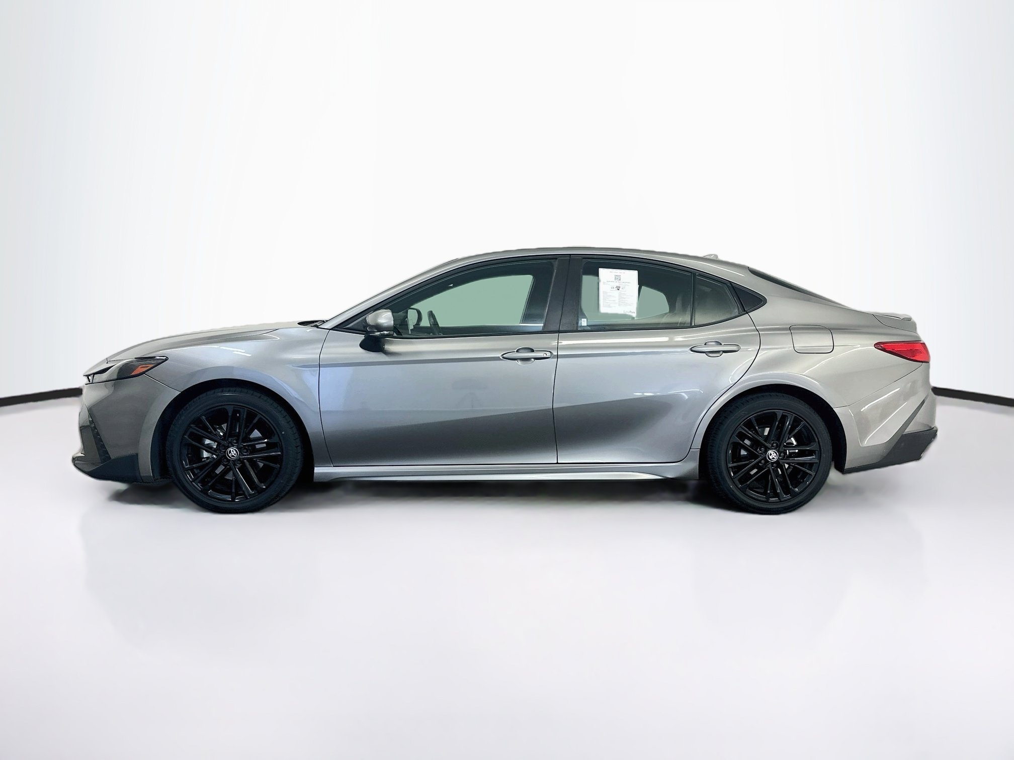 Used 2025 Toyota Camry SE FWD image 4