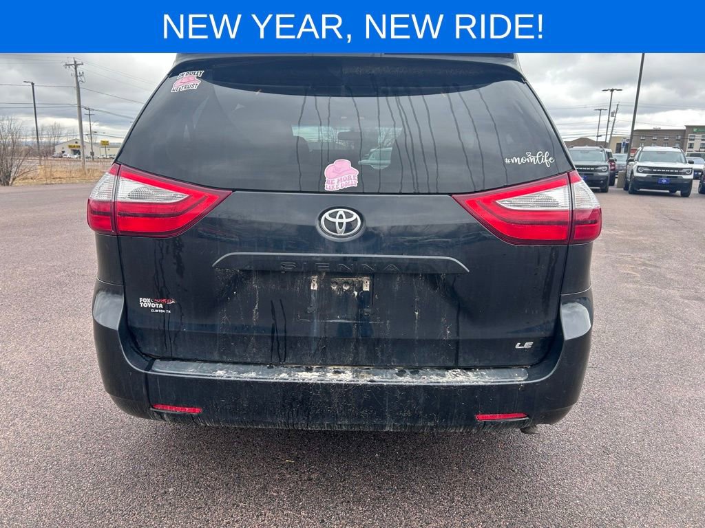 Used 2017 Toyota Sienna LE w/ Outdoor Package image 5