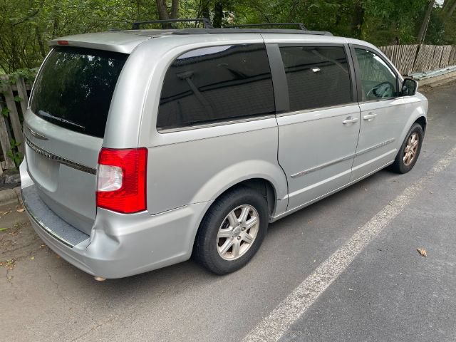 Used 2011 Chrysler Town & Country Touring w/ Entertainment Group #1 FWD image 4