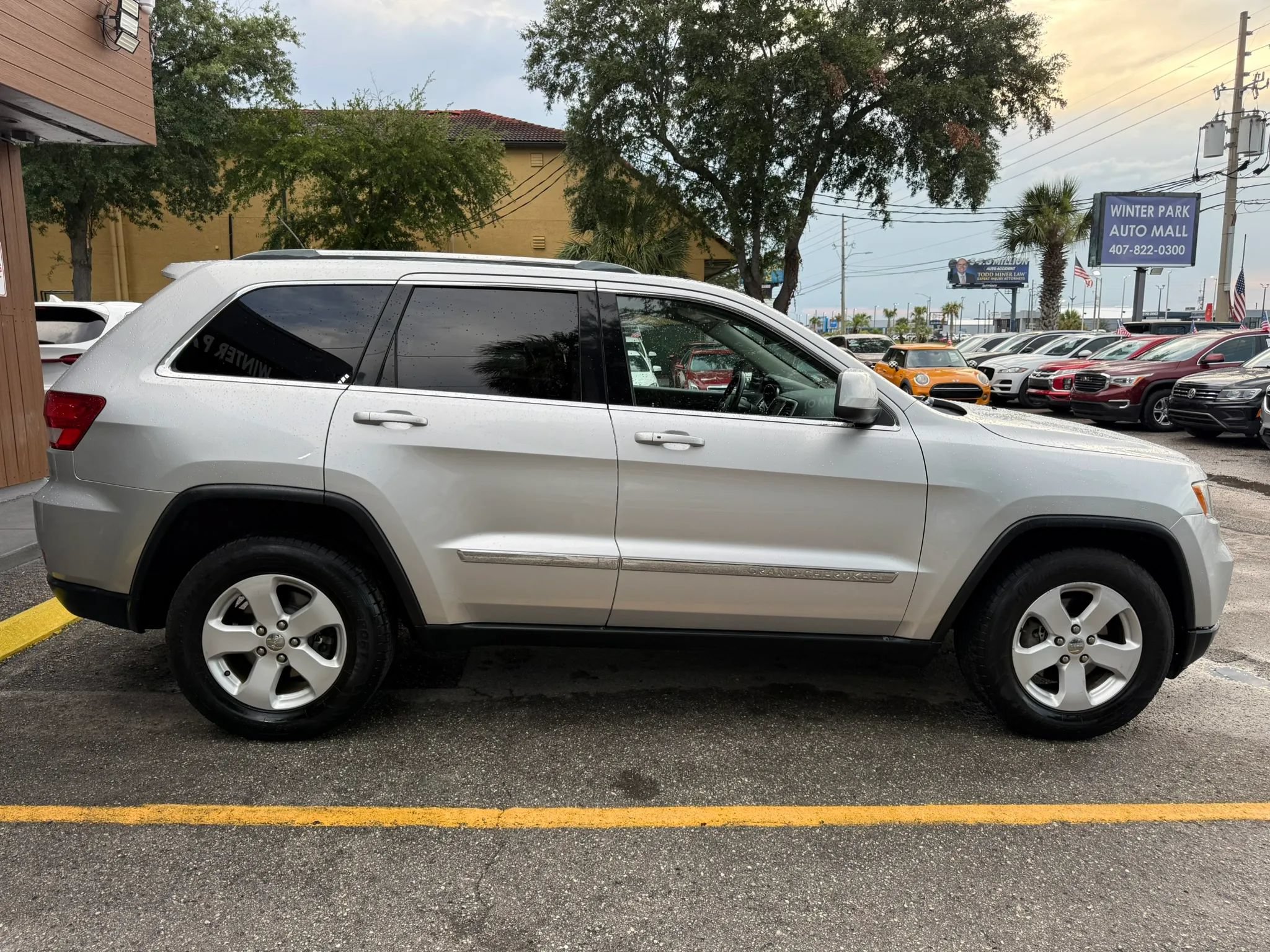 Used 2011 Jeep Grand Cherokee Laredo AWD/4WD image 5
