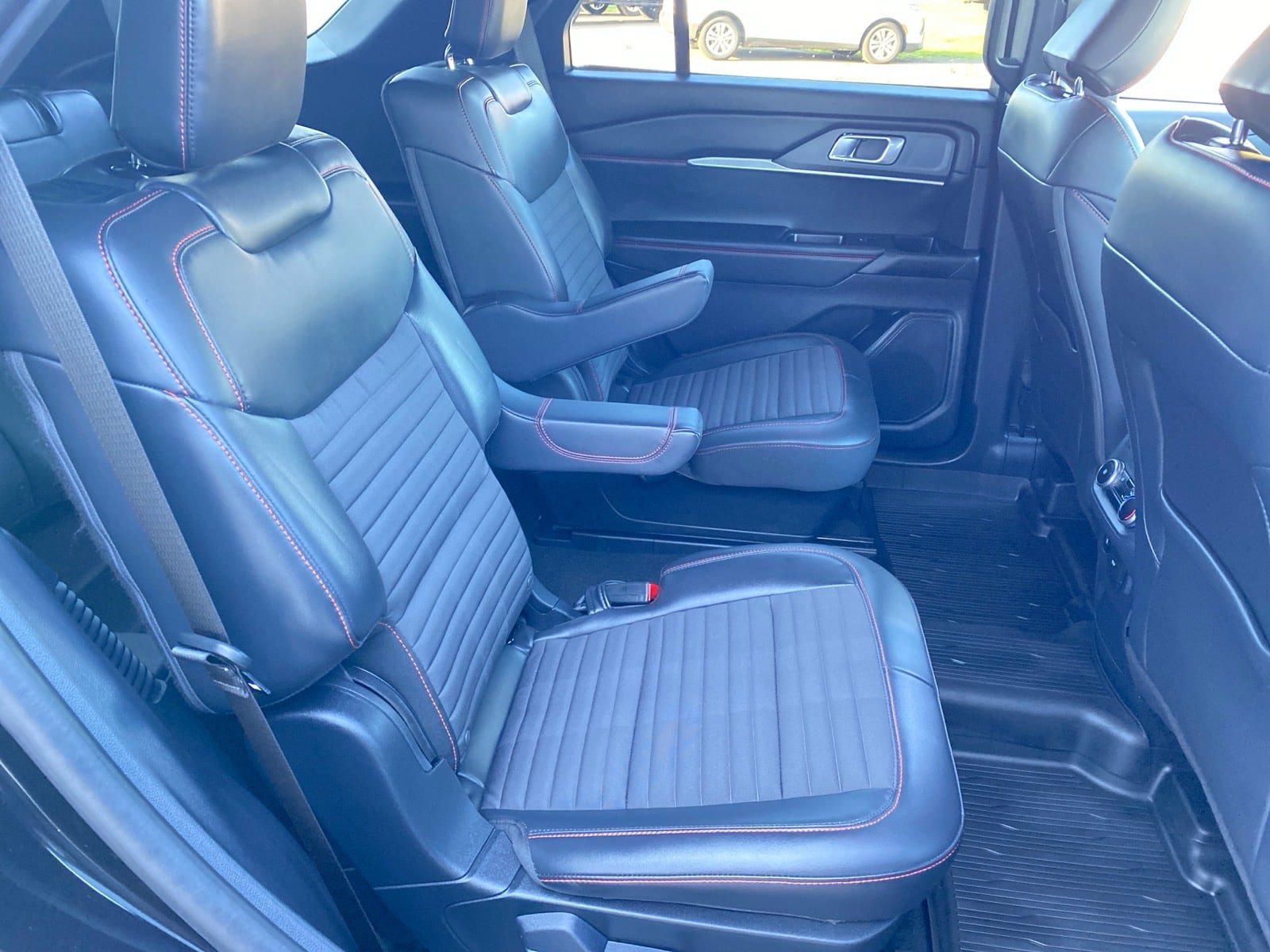 Used 2025 Ford Explorer ST-Line AWD/4WD image 24