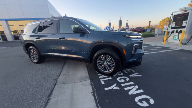 Used 2025 Chevrolet Traverse LT image 2