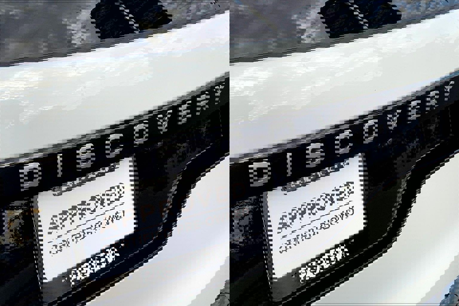 Used 2024 Land Rover Discovery Metropolitan Edition image 32