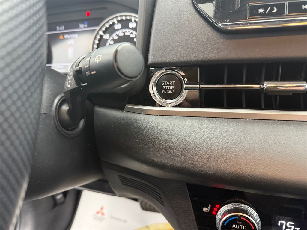 Used 2022 Mitsubishi Outlander SE image 30