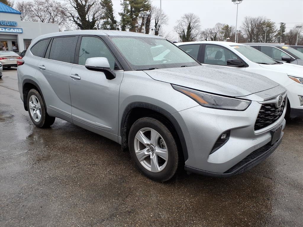 Used 2023 Toyota Highlander LE image 1