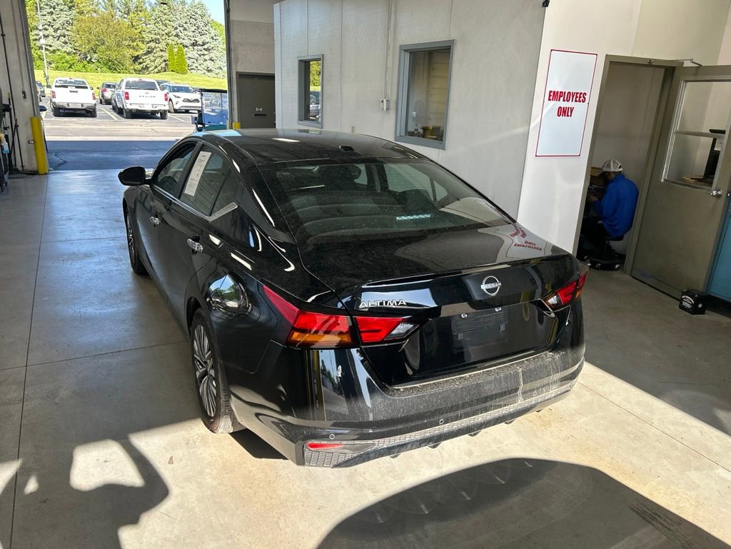 Used 2025 Nissan Altima 2.5 SV FWD image 5