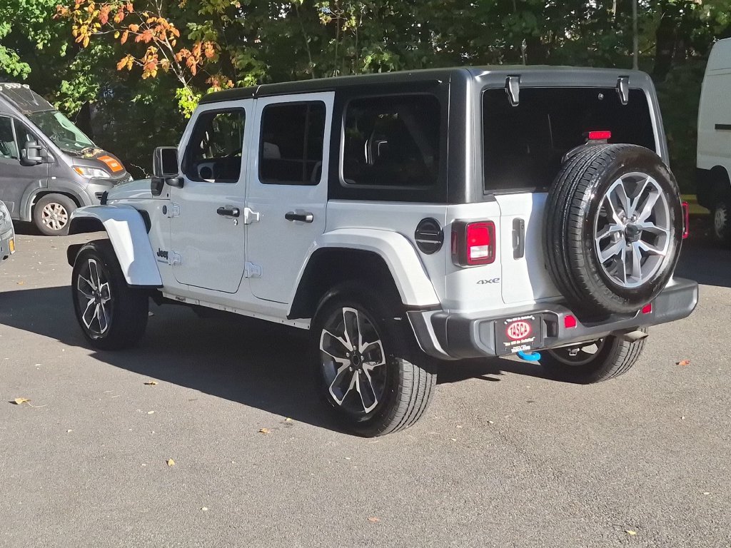 Used 2024 Jeep Wrangler Unlimited w/ Convenience Group AWD/4WD image 9