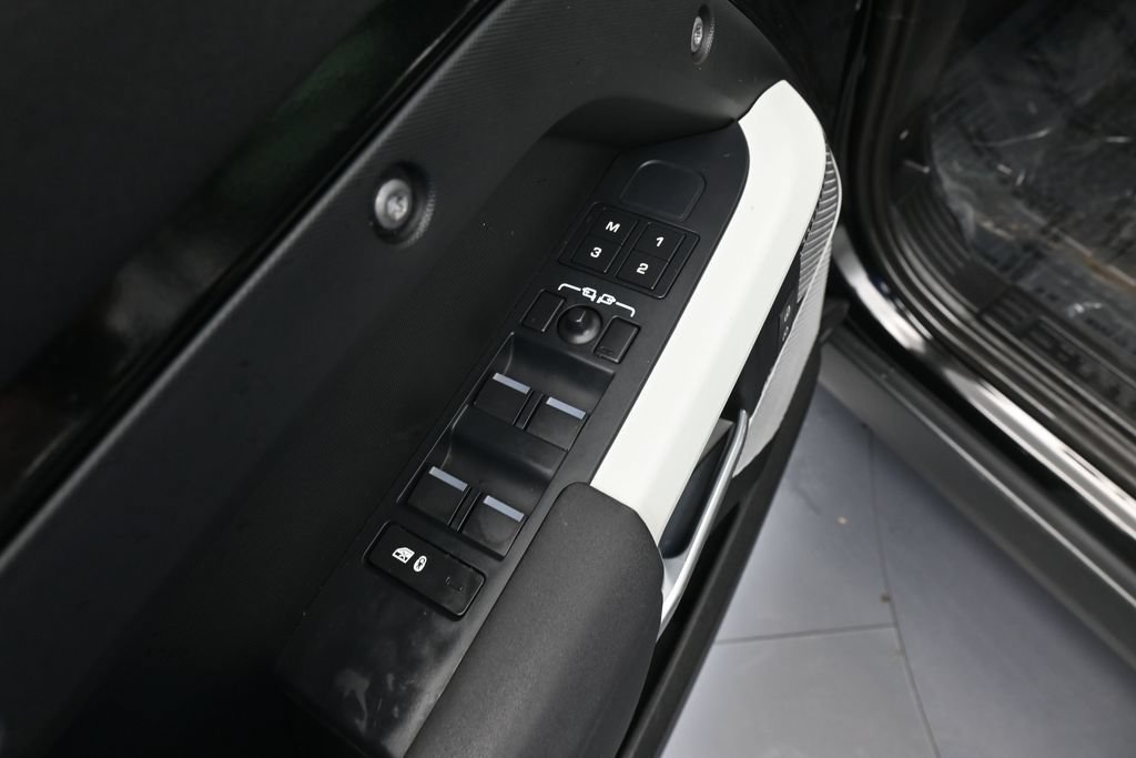 Used 2023 Land Rover Defender 130 SE AWD/4WD image 15