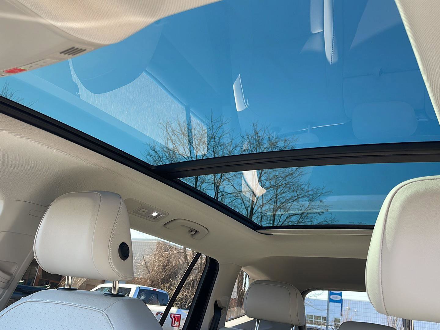 Used 2023 Volkswagen Tiguan SE w/ Panoramic Sunroof Package image 32