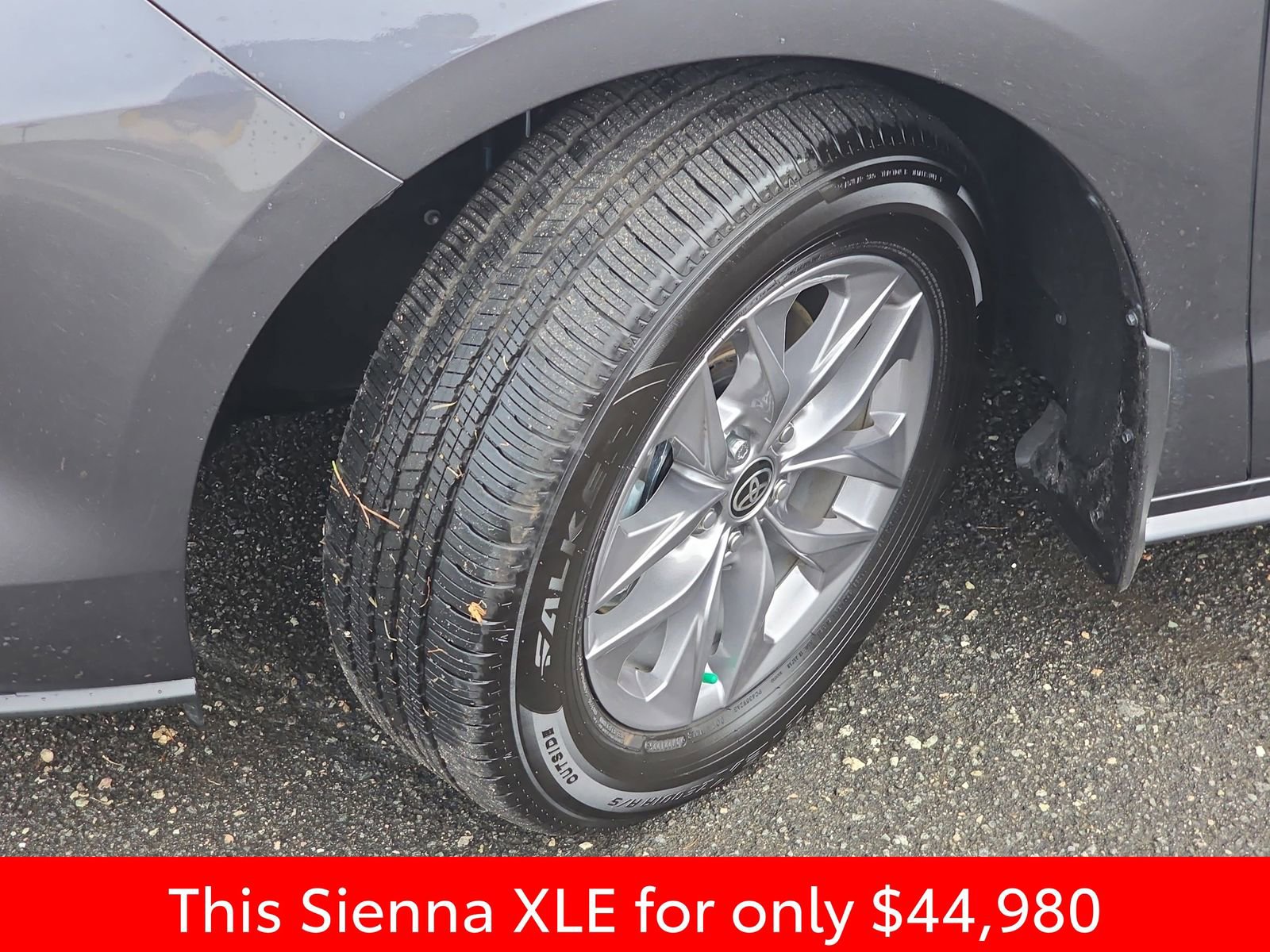 Used 2025 Toyota Sienna XLE image 41