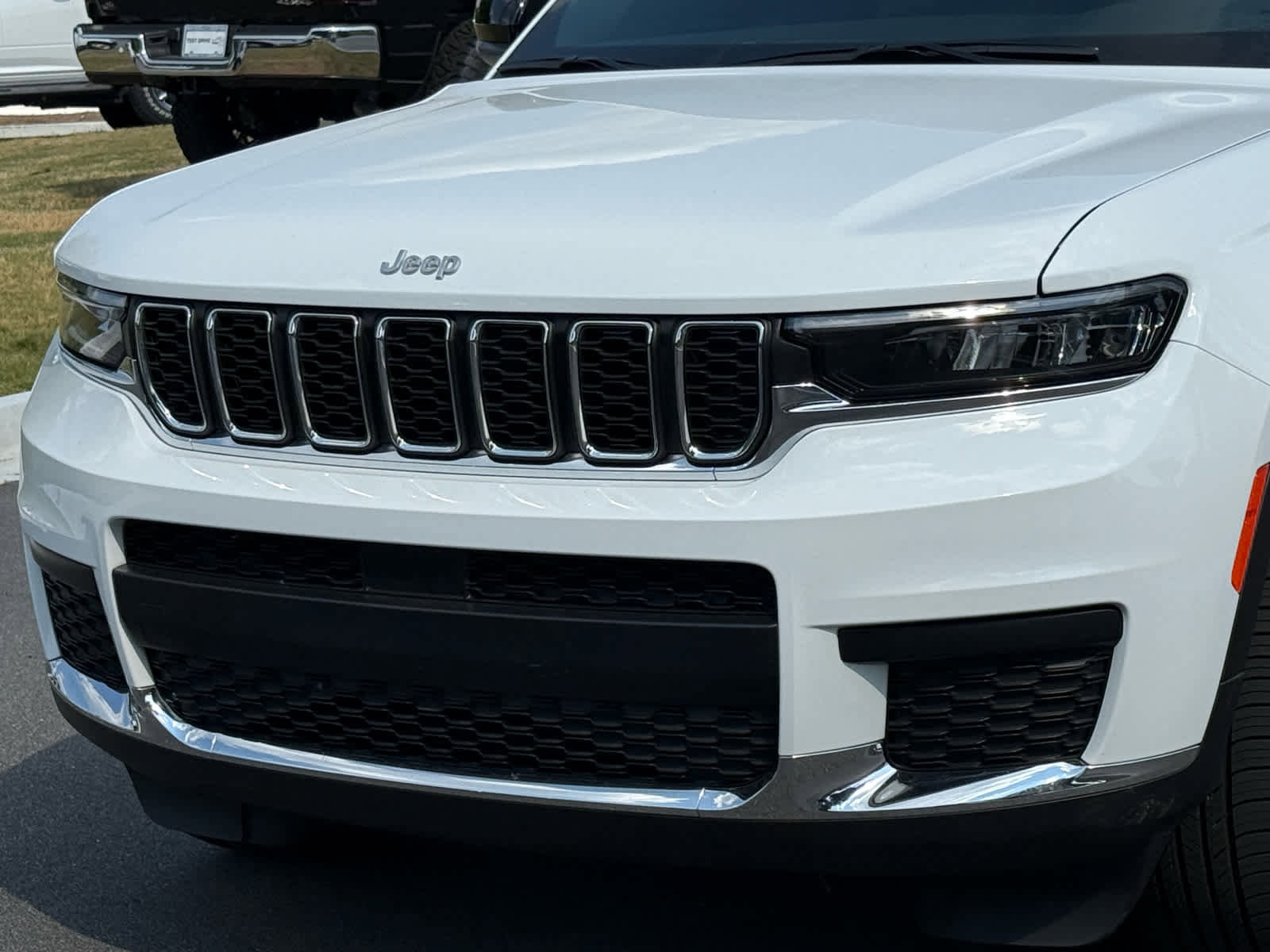 Used 2024 Jeep Grand Cherokee L Laredo w/ Luxury Tech Group I RWD image 9