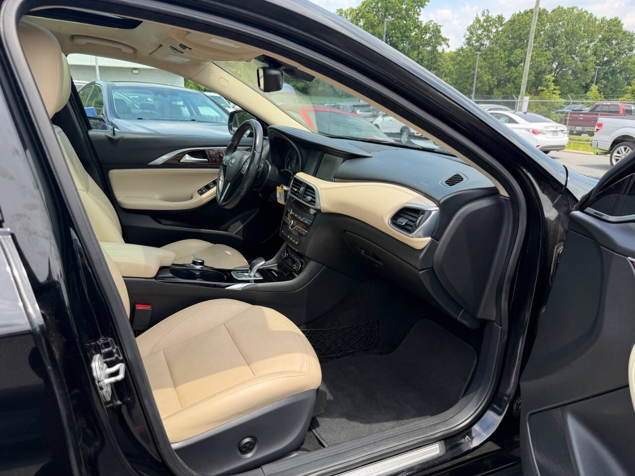 Used 2017 INFINITI QX30 Premium w/ Navigation Package AWD/4WD image 13