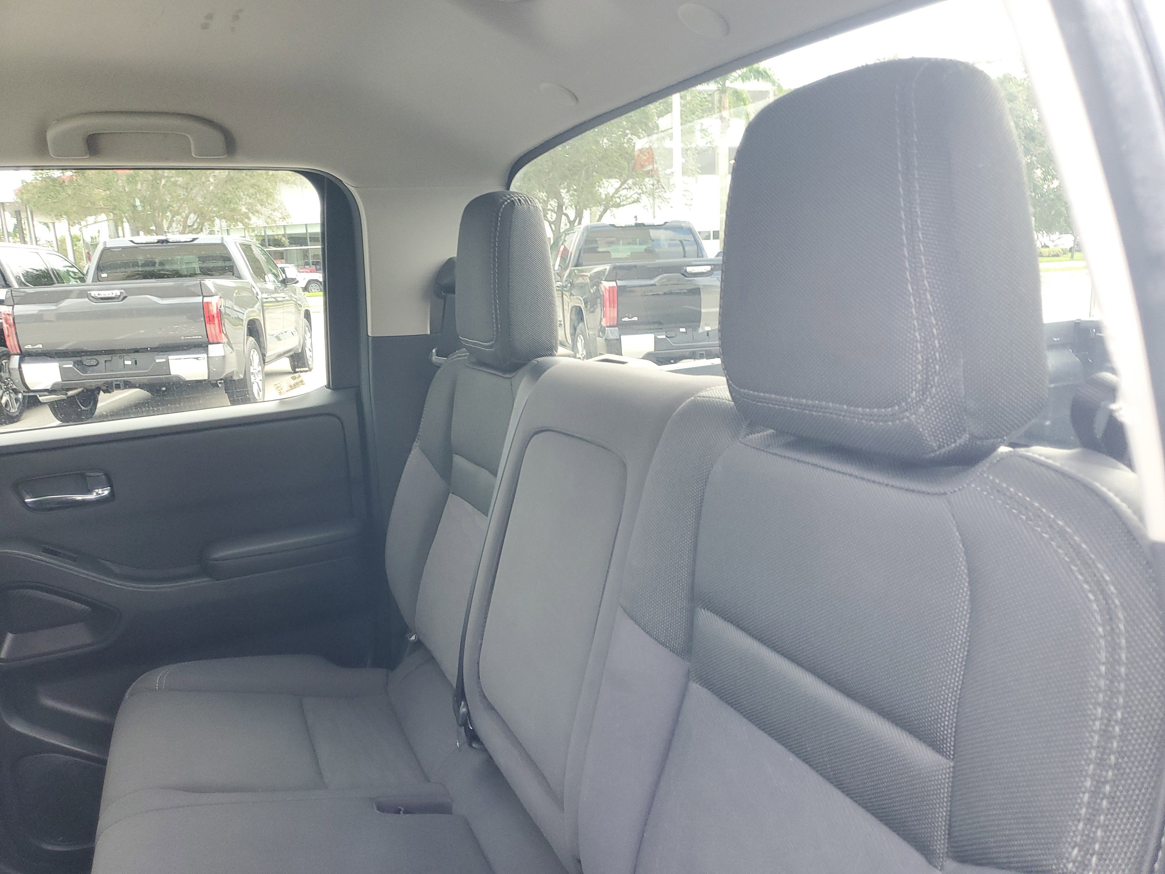 Used 2024 Nissan Frontier SV image 12