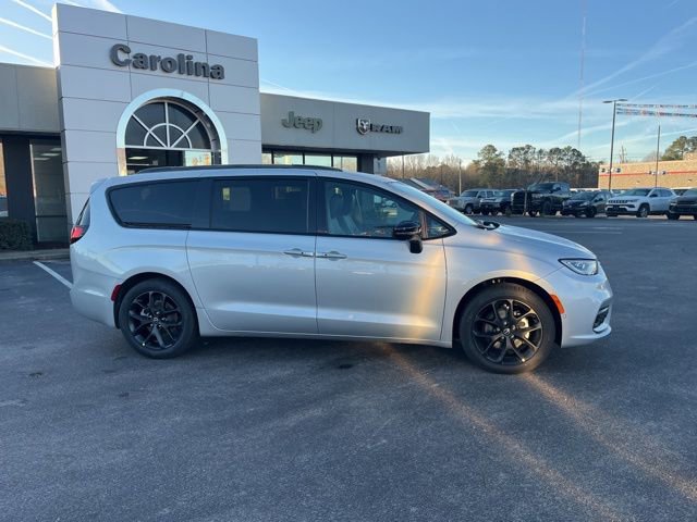 Used 2026 Chrysler Pacifica Select w/ S Appearance Package FWD image 2