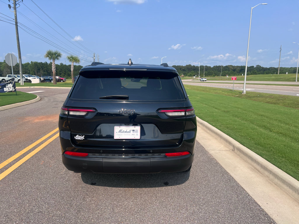 Used 2024 Jeep Grand Cherokee L Altitude RWD image 5