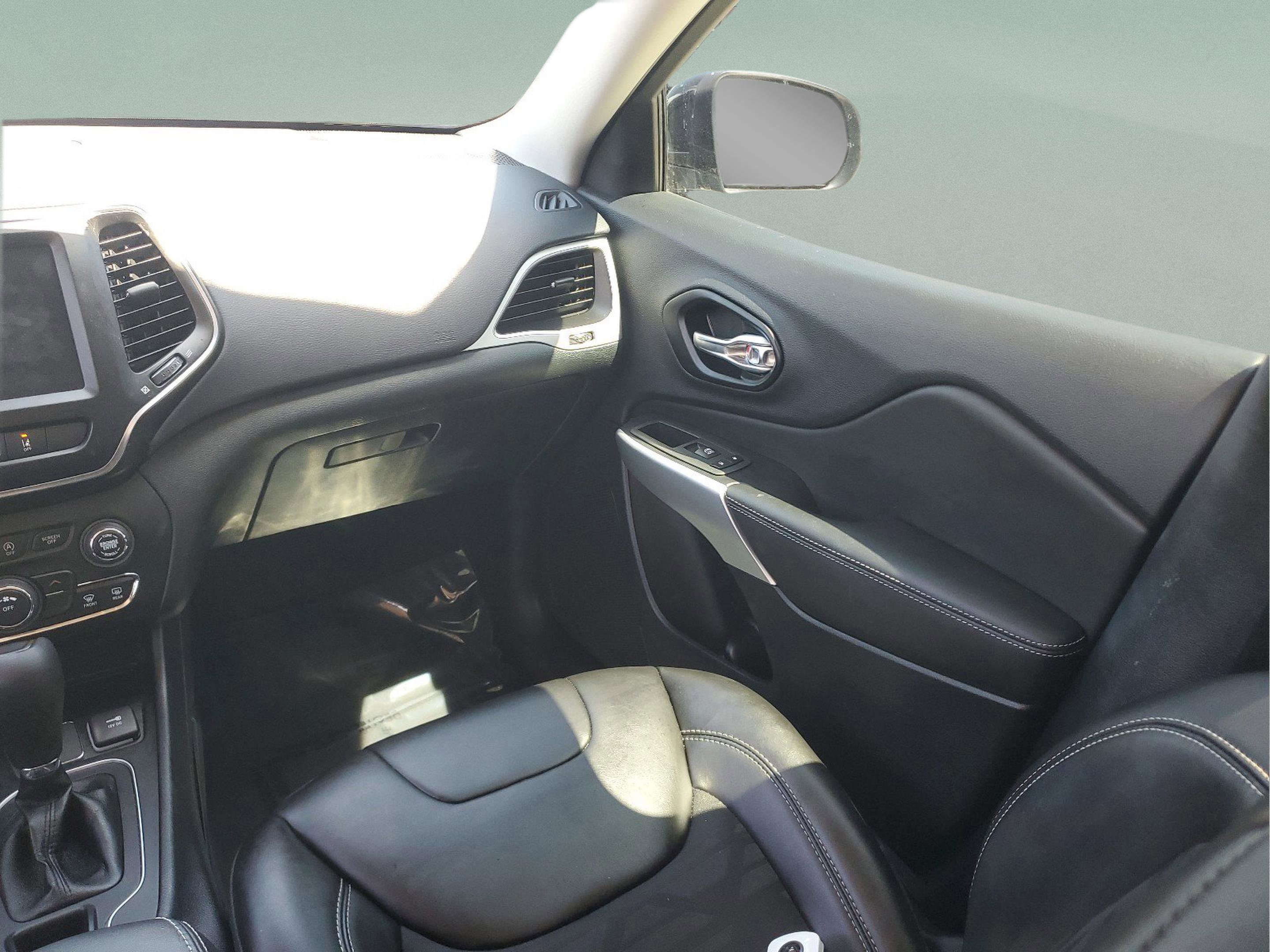 Used 2022 Jeep Cherokee Latitude AWD/4WD image 11