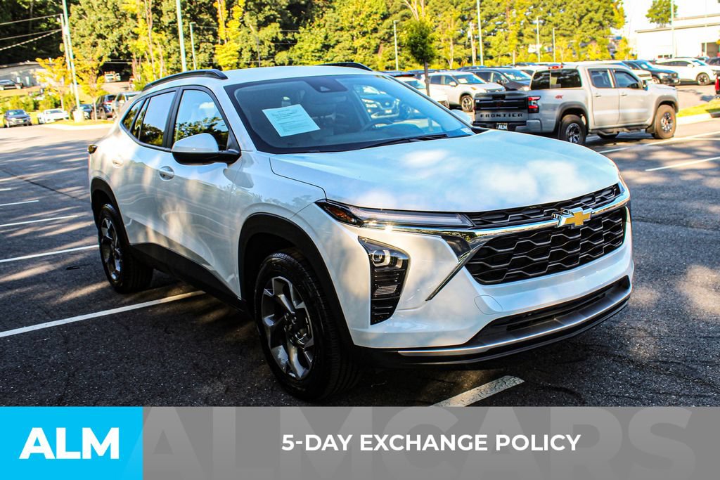 Used 2025 Chevrolet Trax LT FWD image 3