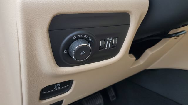 Certified 2024 Jeep Grand Cherokee Limited w/ Black Appearance Package AWD/4WD image 12