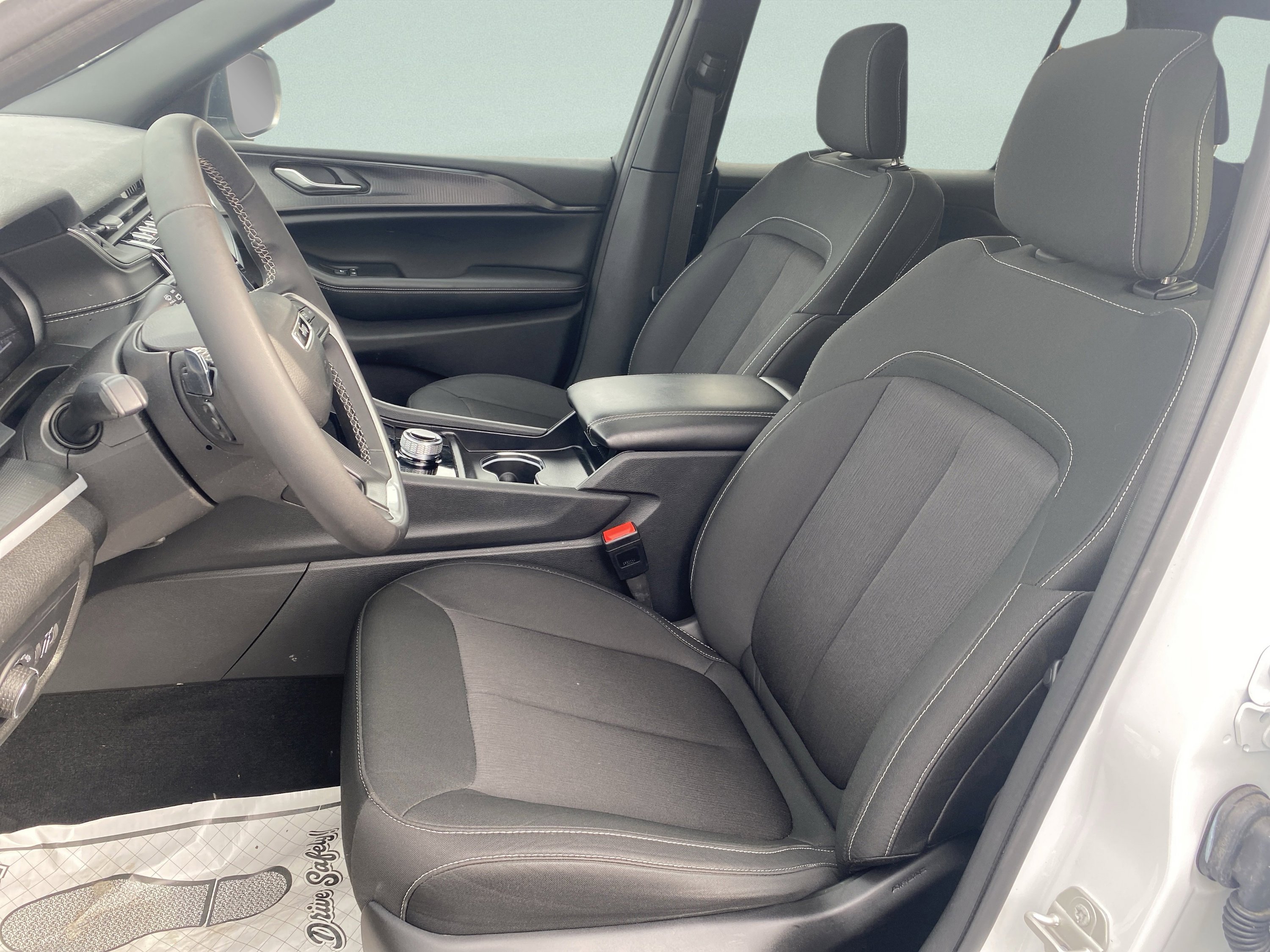 Used 2024 Jeep Grand Cherokee L Laredo image 12