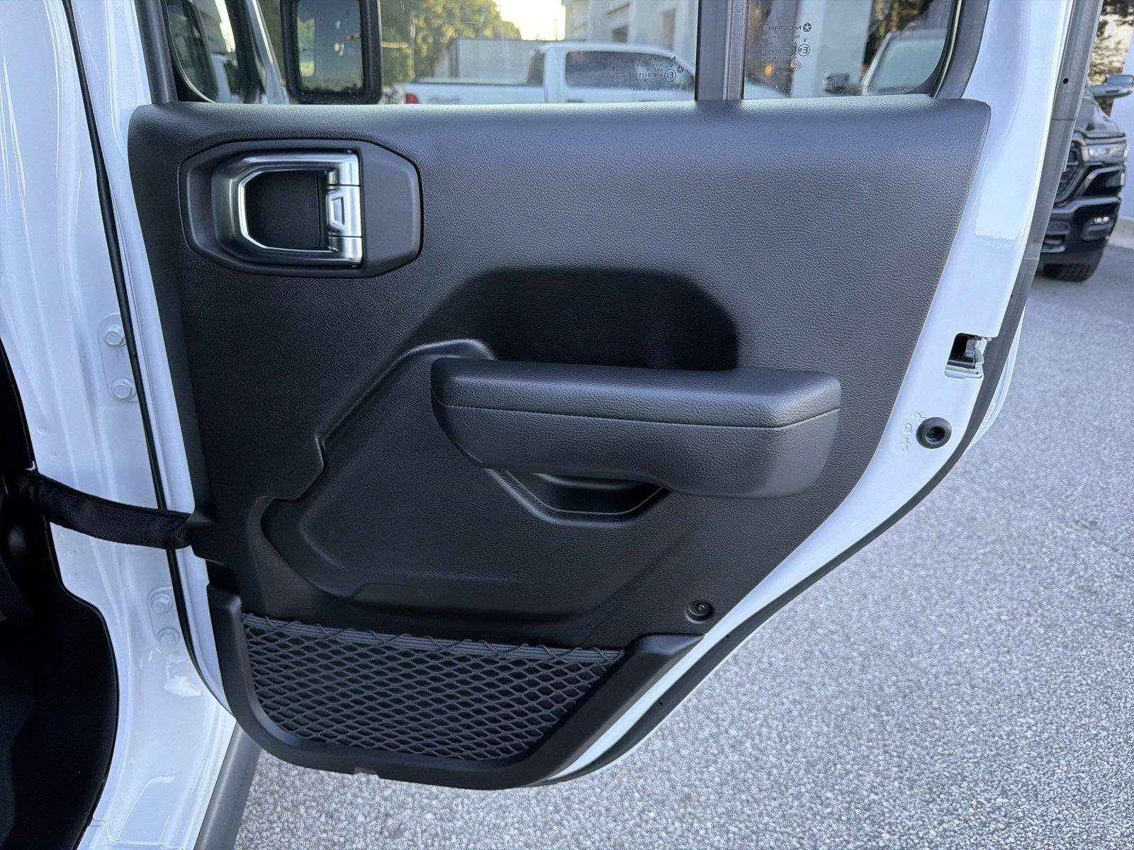 Used 2025 Jeep Wrangler Unlimited Rubicon 4xe w/ Safety Group AWD/4WD image 15