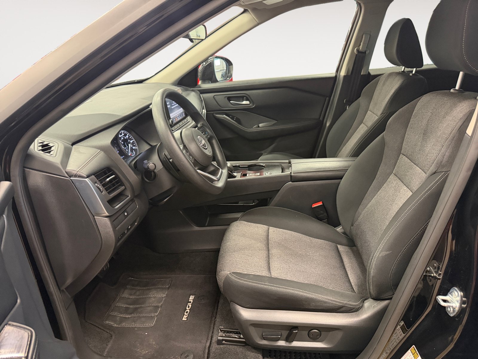 Used 2024 Nissan Rogue SV FWD image 23