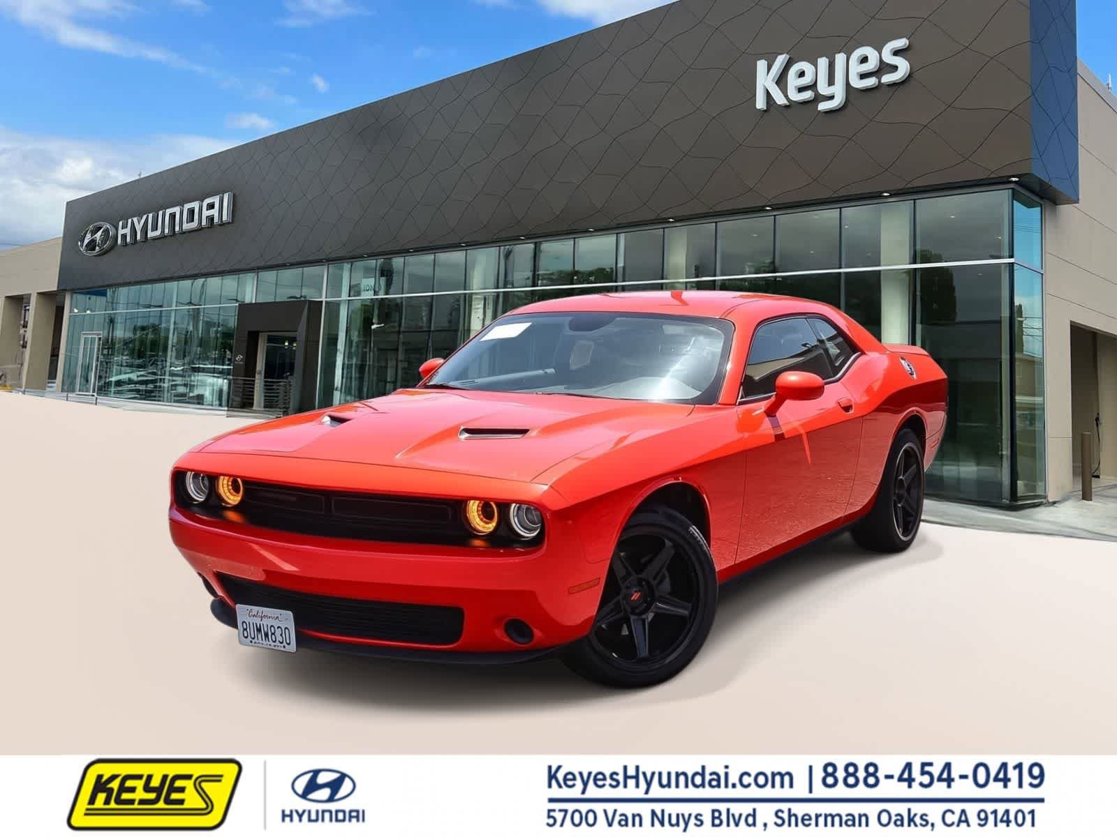 Used 2019 Dodge Challenger SXT RWD image 1