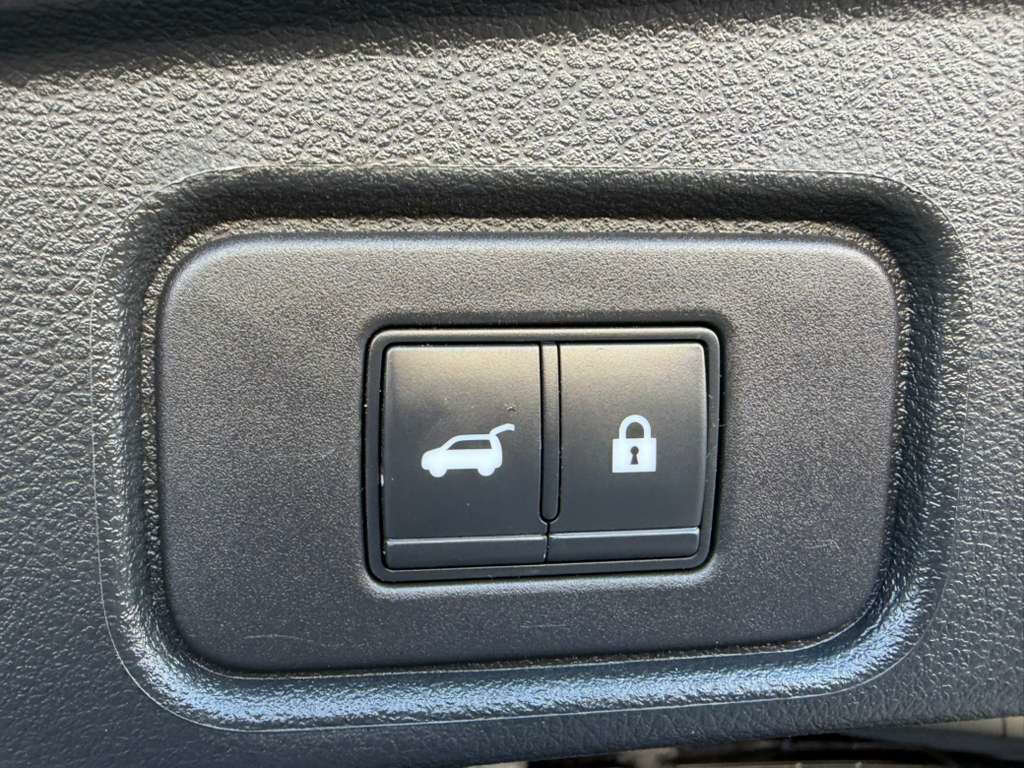 Used 2022 Nissan Pathfinder Platinum w/ Cargo Package image 39