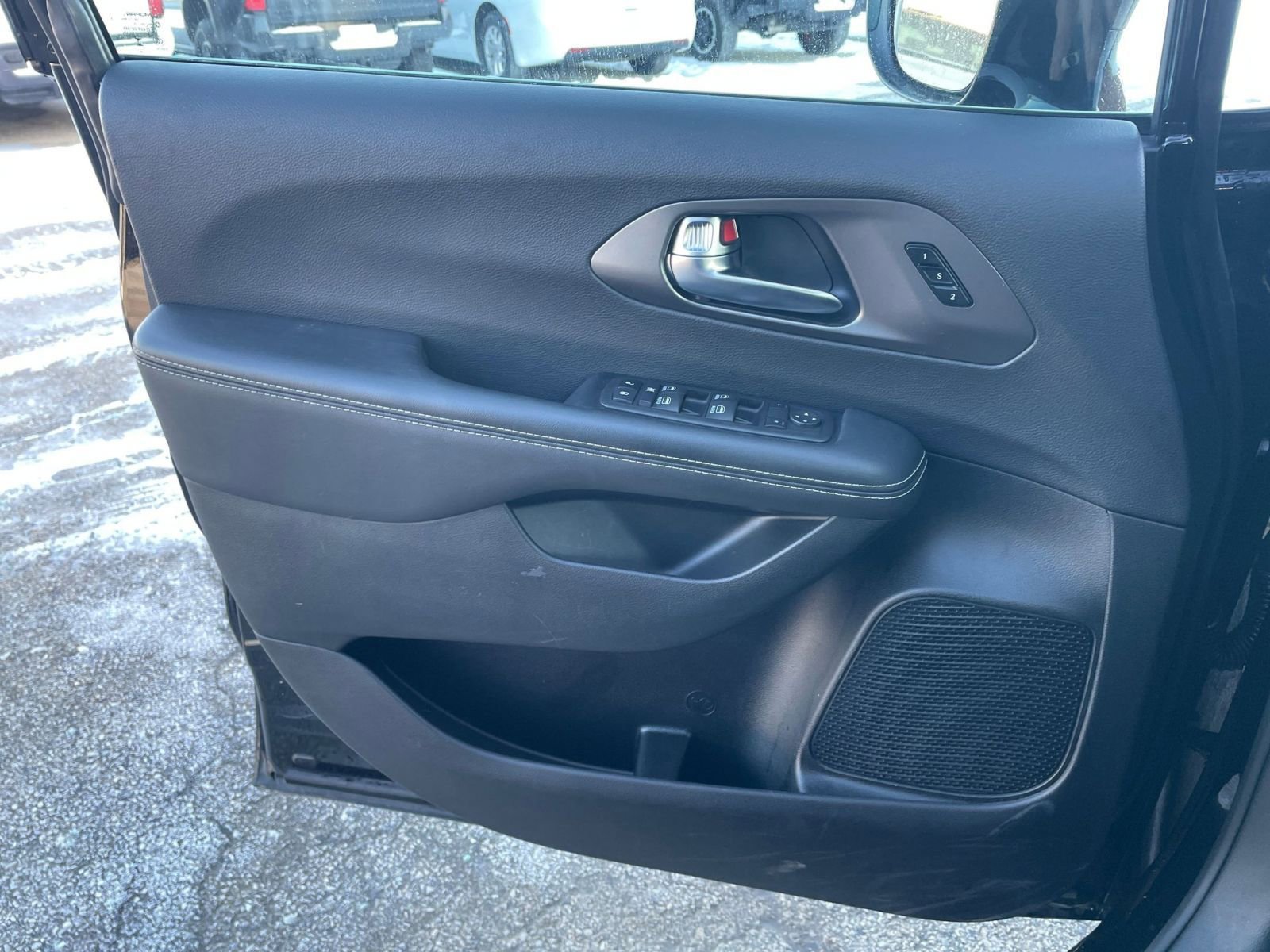 Used 2025 Chrysler Pacifica Select image 18