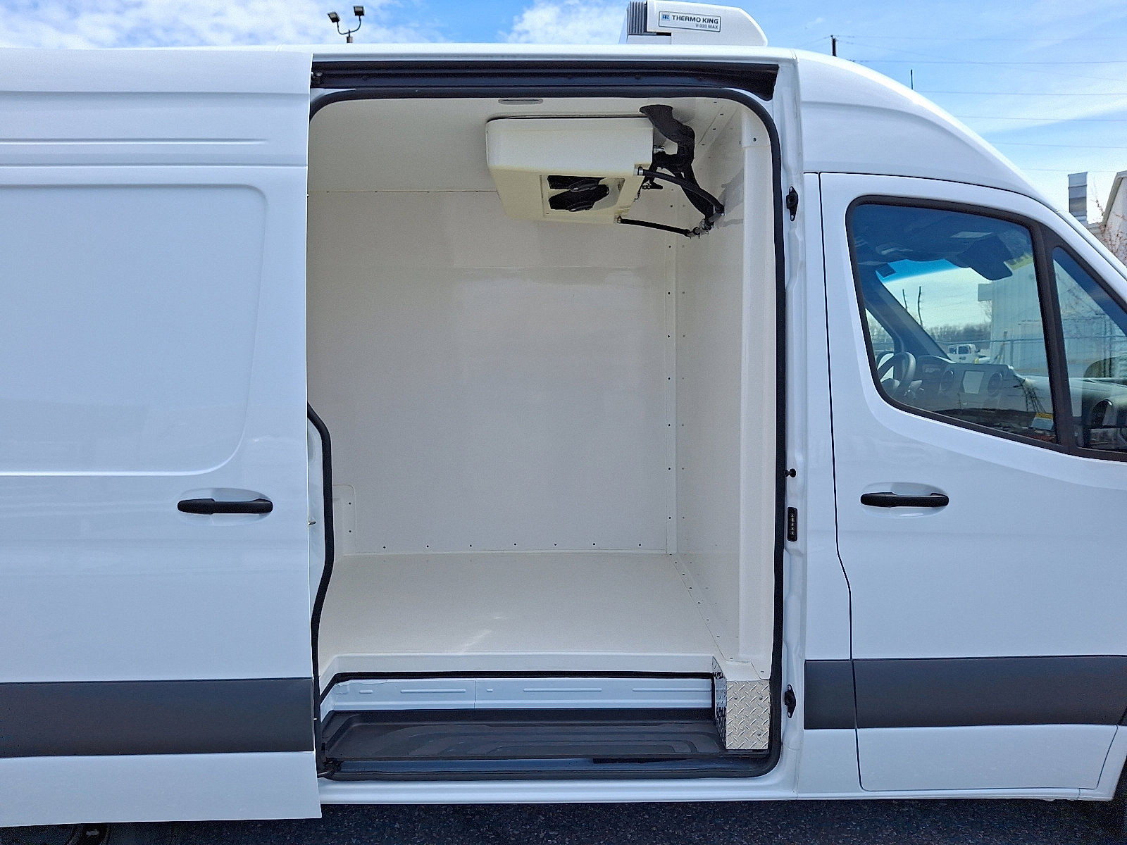 Used 2024 Mercedes-Benz Sprinter 2500 image 9