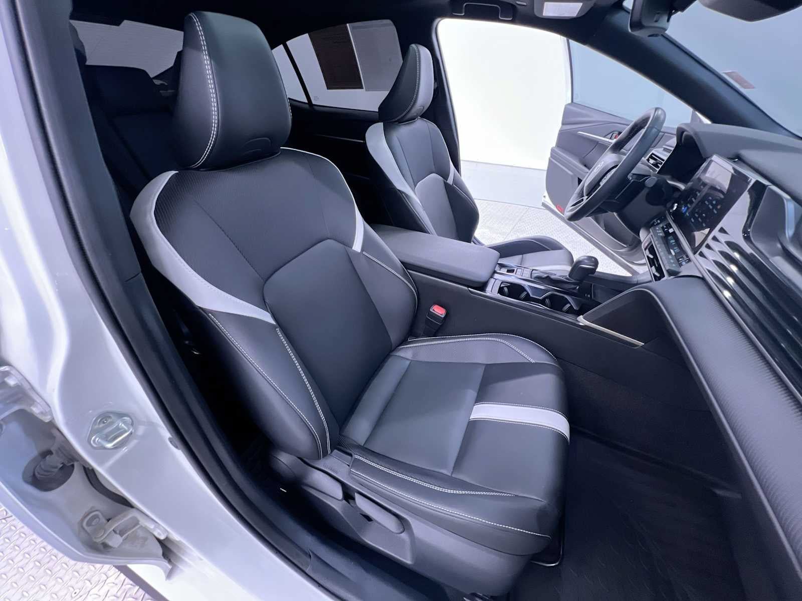 Used 2025 Toyota Camry SE w/ Convenience Package FWD image 34