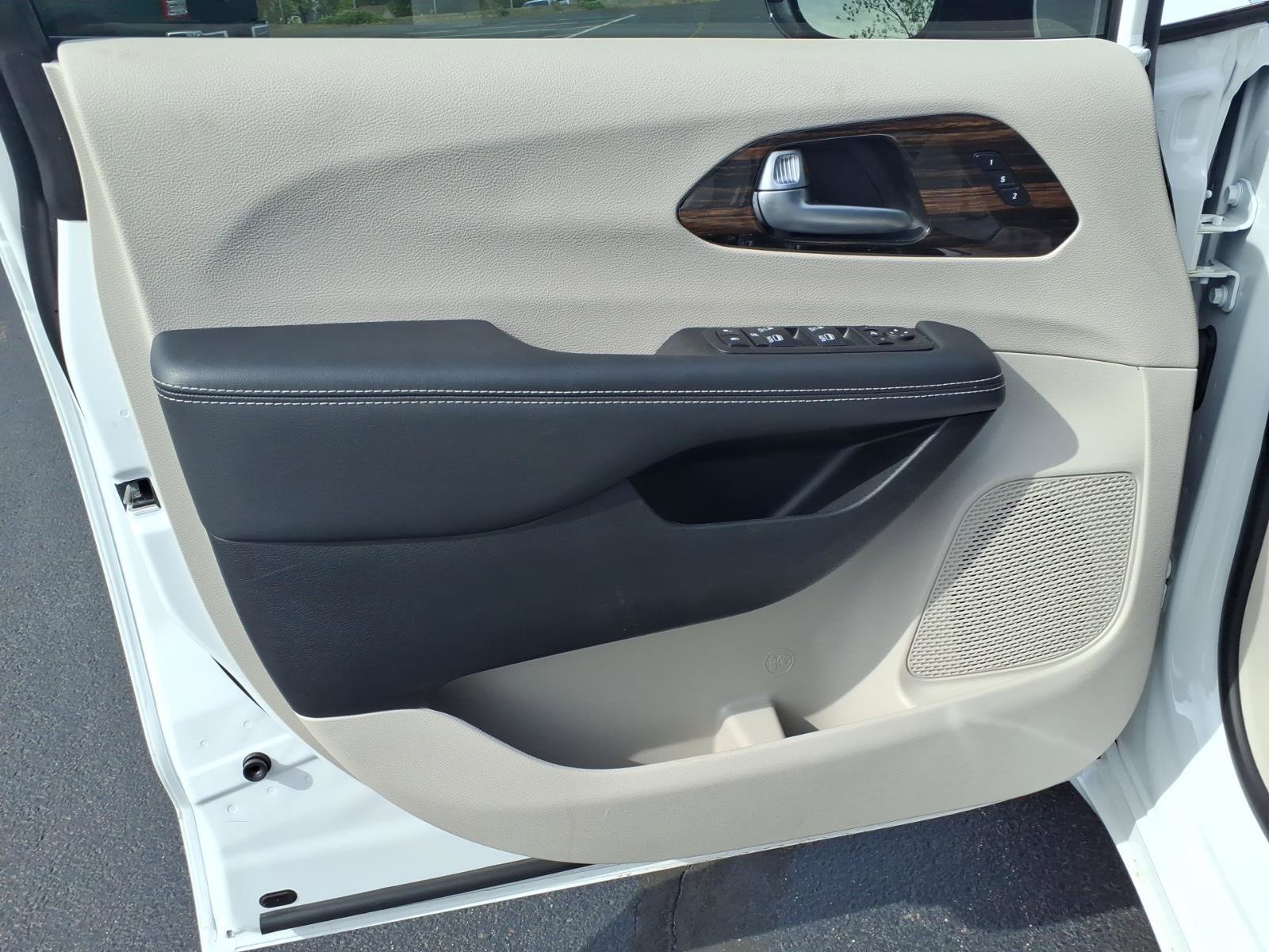 Used 2023 Chrysler Pacifica Limited AWD/4WD image 15