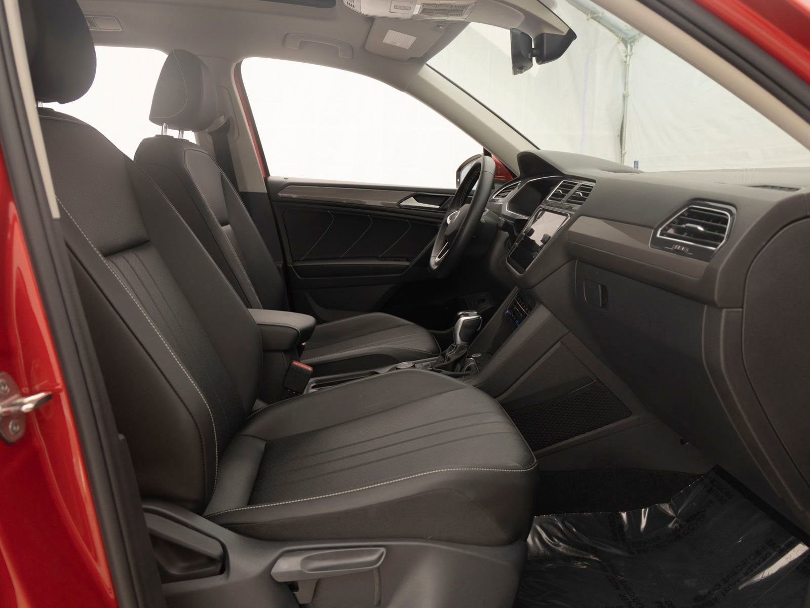 Used 2022 Volkswagen Tiguan SE w/ Panoramic Sunroof Package image 27