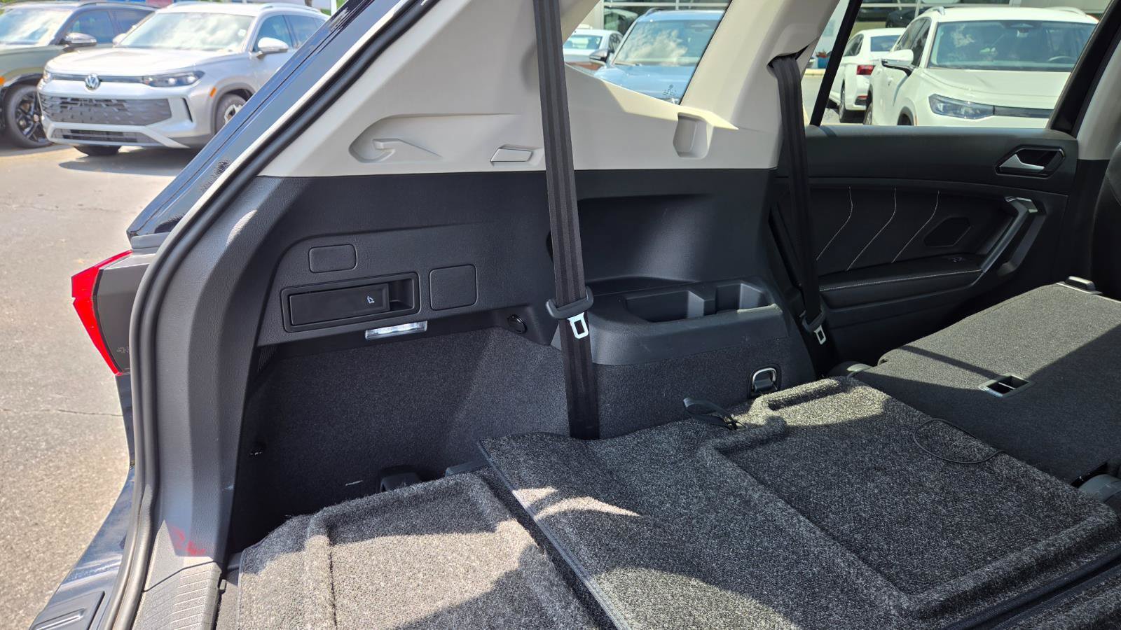 Certified 2023 Volkswagen Tiguan SE w/ Panoramic Sunroof Package FWD image 65