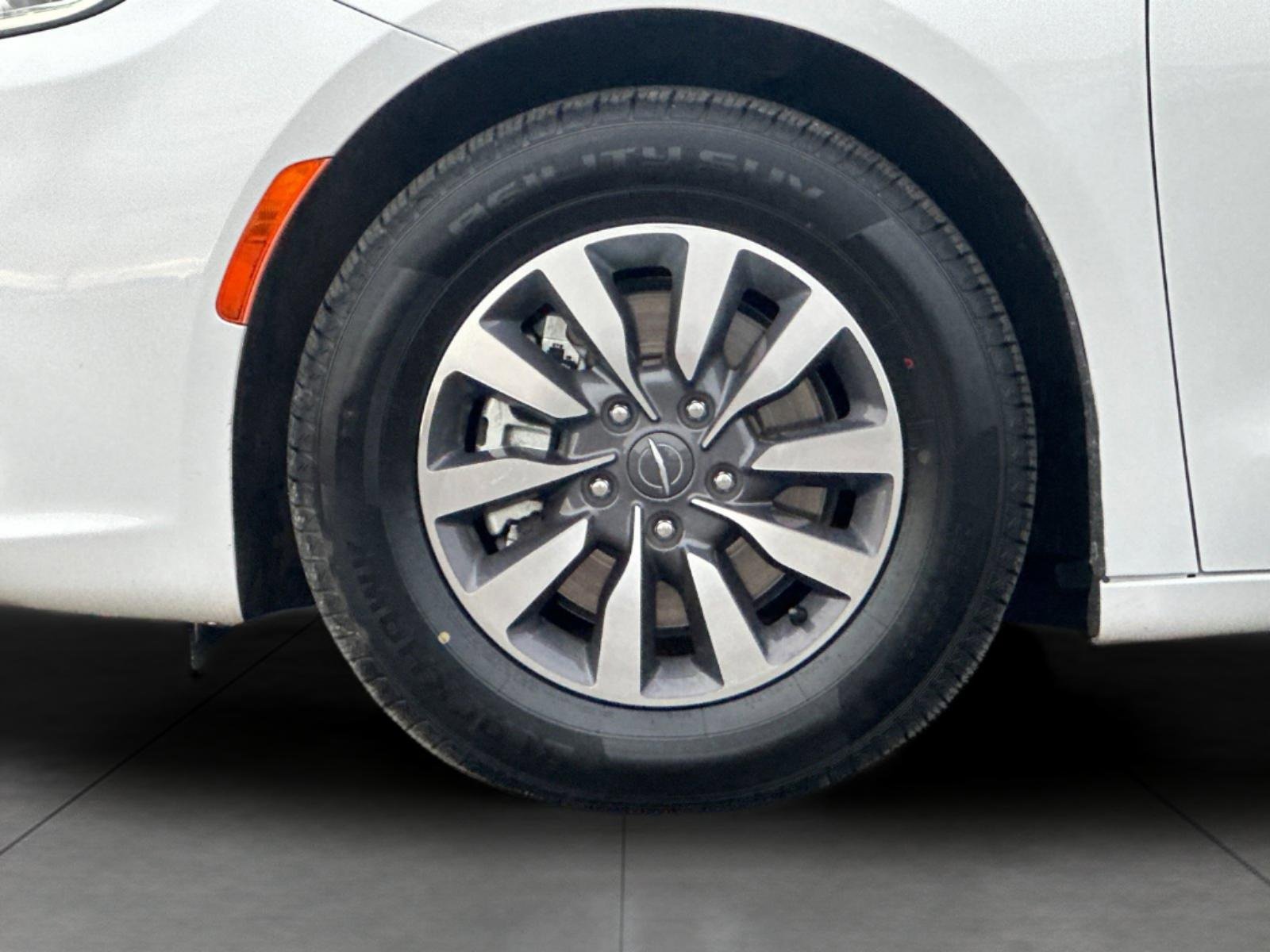 Used 2023 Chrysler Pacifica Touring-L image 25