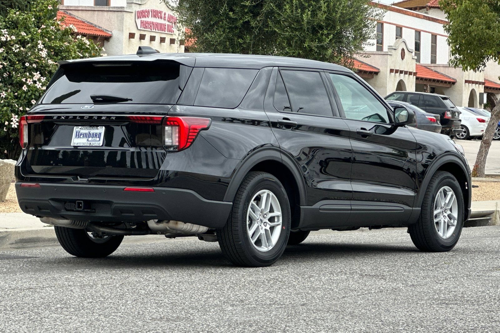 New 2026 Ford Explorer Active RWD image 4