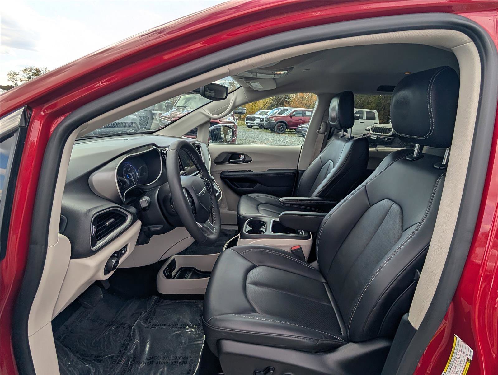 Used 2024 Chrysler Pacifica Touring-L image 15