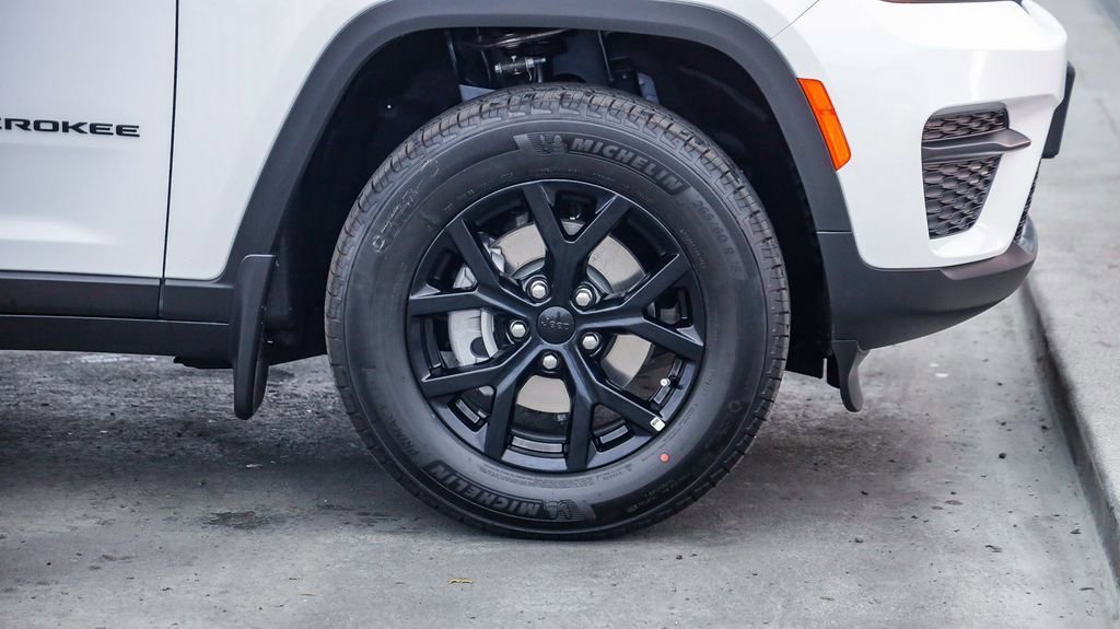 New 2025 Jeep Grand Cherokee Altitude image 11