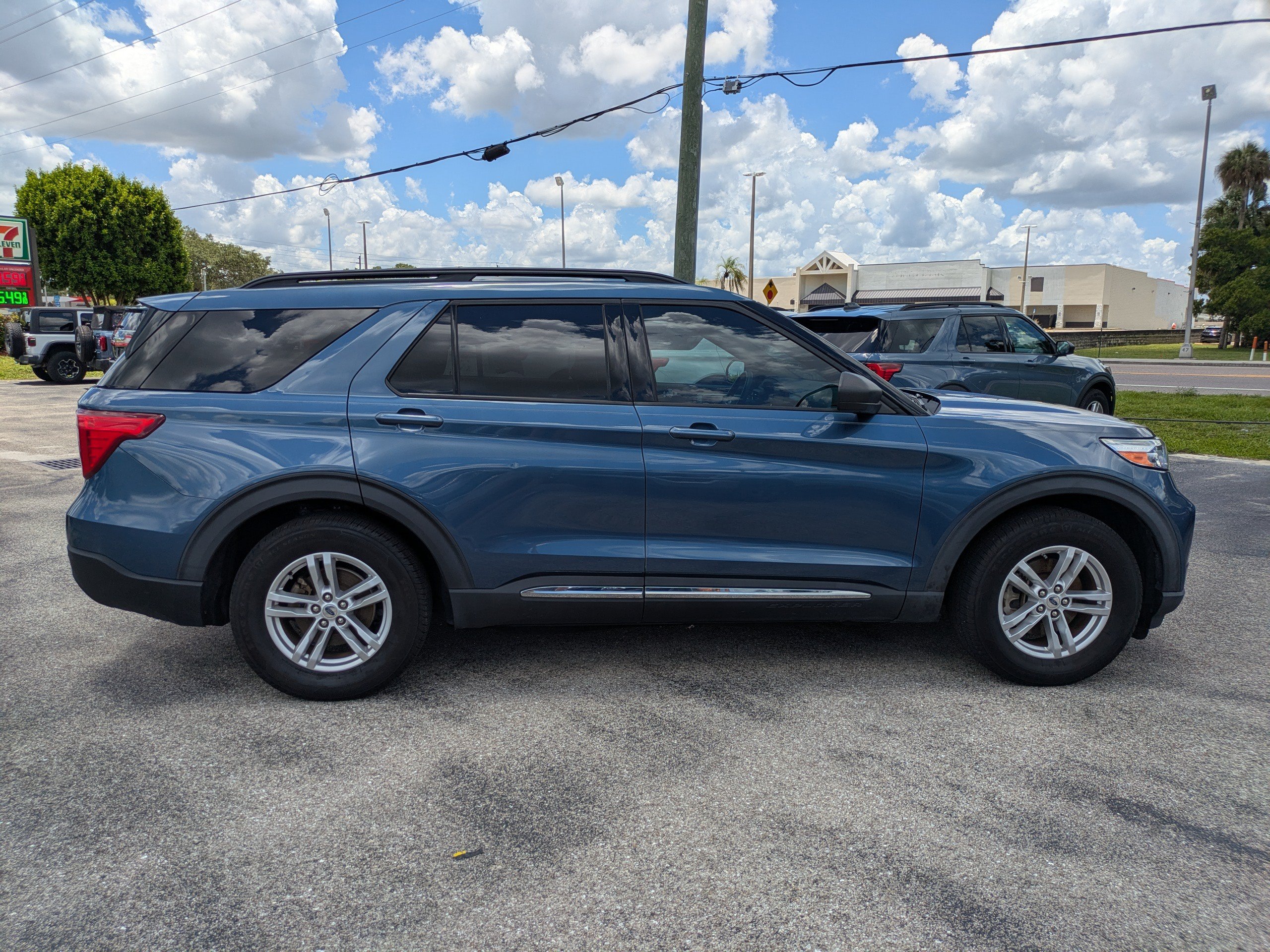 Used 2020 Ford Explorer XLT w/ Equipment Group 202A RWD image 3