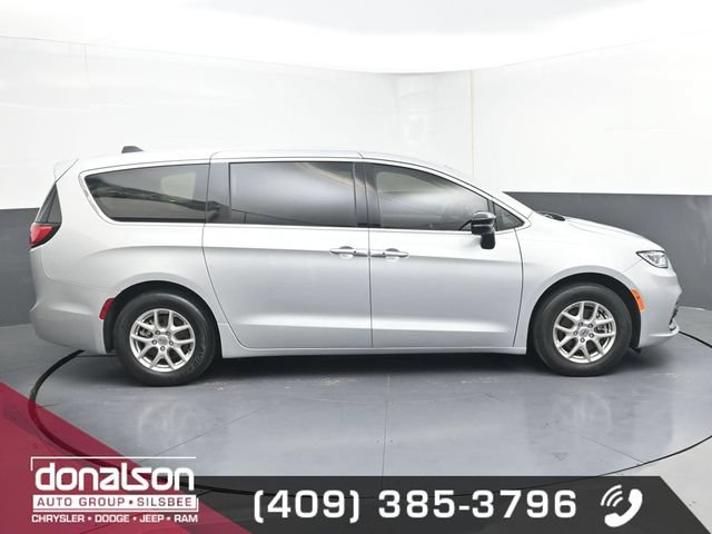 Used 2024 Chrysler Pacifica Touring-L FWD image 2