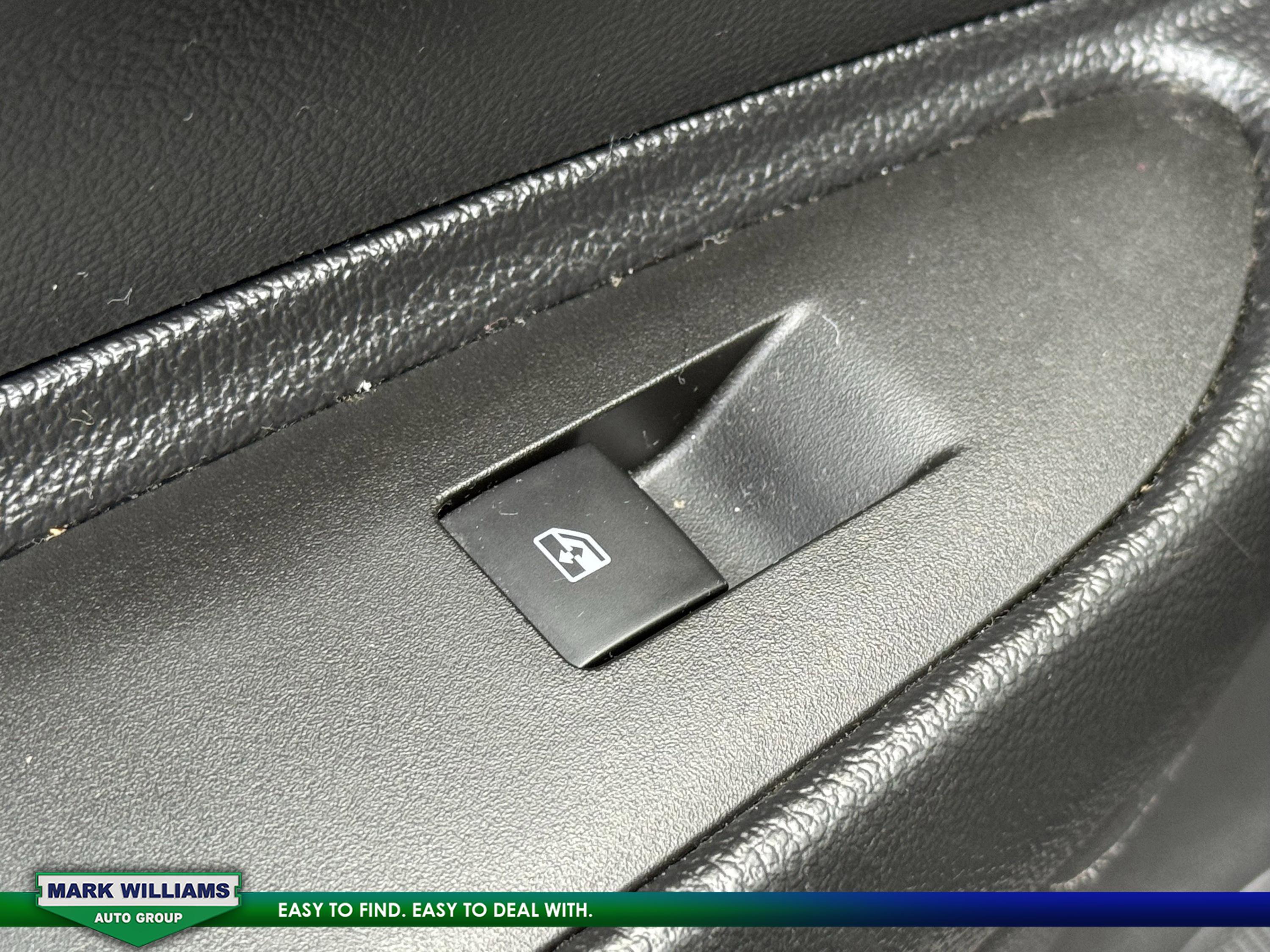 Used 2022 Chevrolet Trax LT w/ Midnight Edition image 18