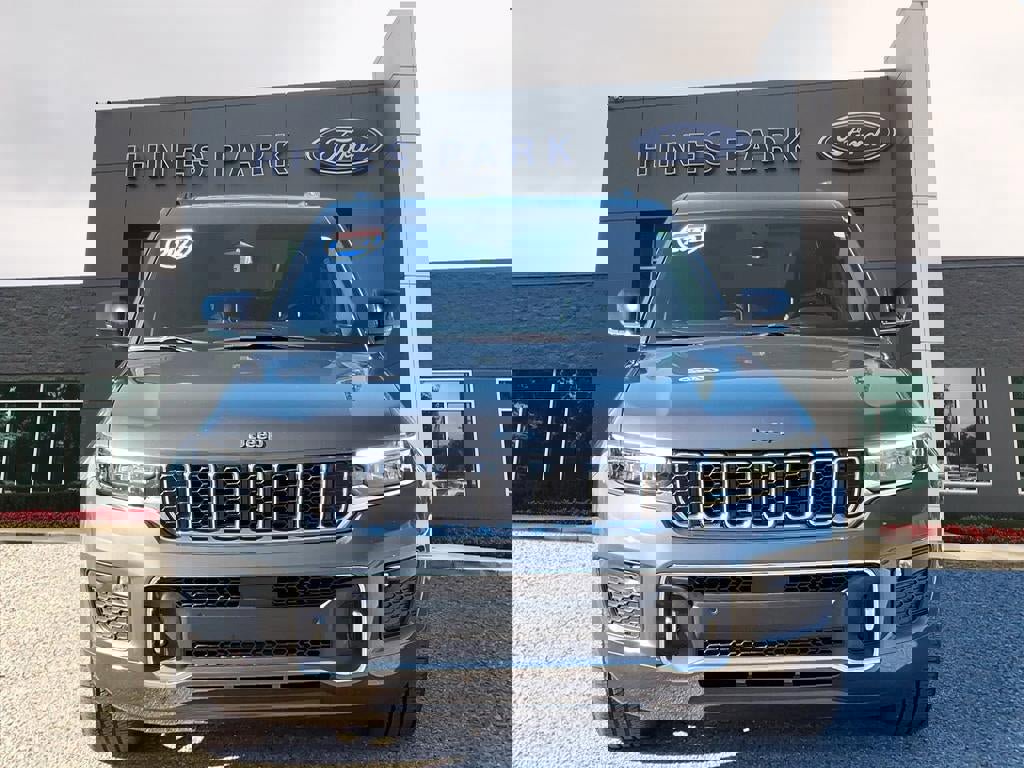 Used 2022 Jeep Grand Cherokee Overland w/ Luxury Tech Group IV image 2