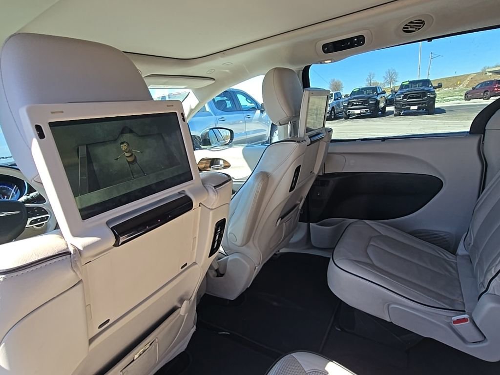 Used 2021 Chrysler Pacifica Limited w/ Uconnect Theater Family Group image 17