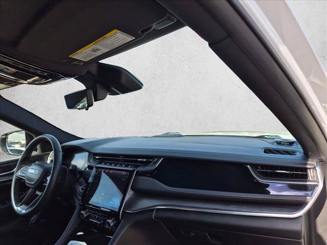 Used 2022 Jeep Grand Cherokee Overland w/ Luxury Tech Group IV AWD/4WD image 19