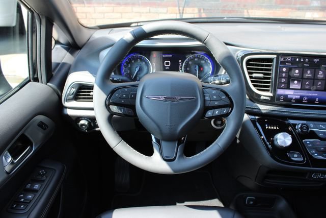 Used 2023 Chrysler Pacifica Touring-L w/ S Appearance Package AWD/4WD image 25